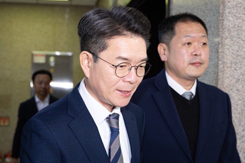 정원오 서울 성동구청장이 지난달 18일 서울 여의도 국회에서 정청래 더불어민주당 대표와 면담하기 위해 당대표실로 들어서고 있다. 2025.12.18/뉴스1 ⓒ News1 유승관 기자