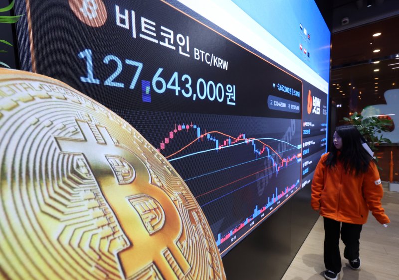 16일 서울 강남구 빗썸 라운지 전광판에 비트코인 시세가 나타나고 있다. 2025.12.16/뉴스1 ⓒ News1 김명섭 기자
