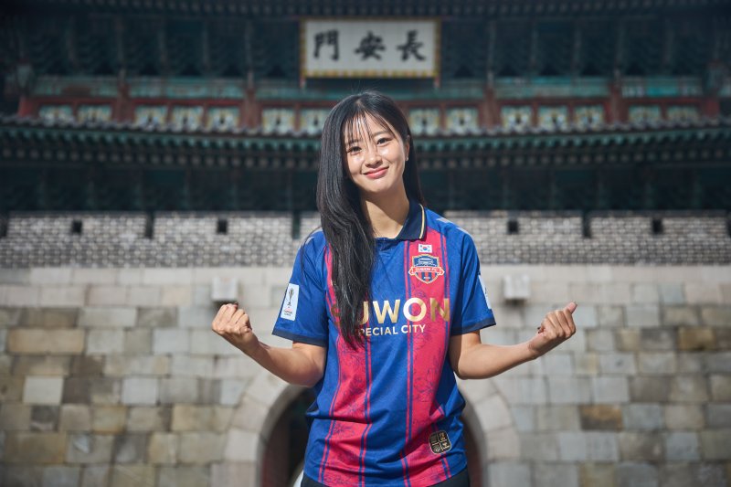 [서울=뉴시스]여자축구 수원FC, 국가대표 공격수 최유리 영입. (사진=수원FC 위민 제공)