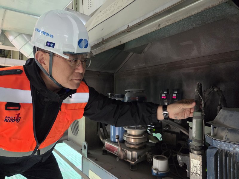 [세종=뉴시스]김준동 한국남부발전 사장이 1일 새해 첫 일정으로 하동빛드림본부를 찾아 현장 경영에 나섰다. 이번 방문은 새해 첫날에도 24시간 쉼 없이 돌아가는 발전 설비의 운영 현황을 직접 점검하고, 연휴를 반납한 채 전력 공급에 매진하고 있는 교대 근무자들을 격려하기 위해 마련됐다.(사진=남부발전 제공)