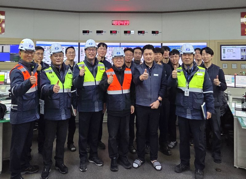 [세종=뉴시스]김준동 한국남부발전 사장이 1일 새해 첫 일정으로 하동빛드림본부를 찾아 현장 경영에 나섰다. 이번 방문은 새해 첫날에도 24시간 쉼 없이 돌아가는 발전 설비의 운영 현황을 직접 점검하고, 연휴를 반납한 채 전력 공급에 매진하고 있는 교대 근무자들을 격려하기 위해 마련됐다.(사진=남부발전 제공)