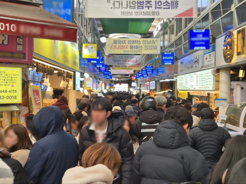 2026년 병오년(丙午年) 새해 첫날인 1일 강원 강릉지역 대표 전통시장인 중앙·성남시장 먹거리 골목이 관광객들로 북적이고 있다. 2026.1.1/뉴스1 윤왕근 기자