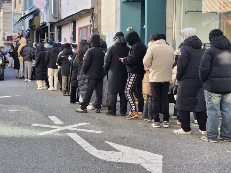 2026년 병오년(丙午年) 새해 첫날인 1일 강원 강릉의 수제 감자스낵 점포에 긴 줄이 이어져 있다. 2026.1.1/뉴스1 윤왕근 기자