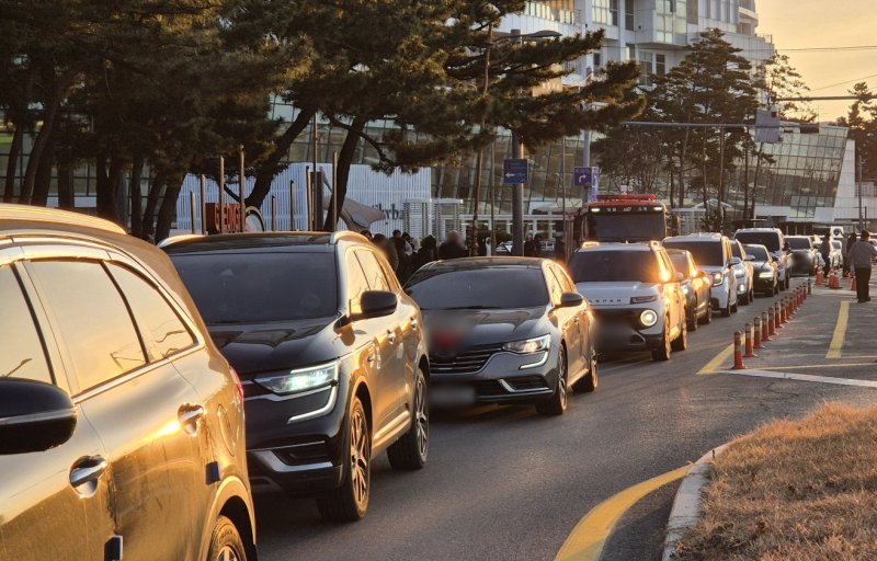 2026년 병오년(丙午年) 새해 첫날인 1일 강원 강릉 경포해변 앞 도로가 해맞이를 마치고 돌아가는 차량으로 정체를 빚고 있다.2026.1.1/뉴스1 윤왕근 기자