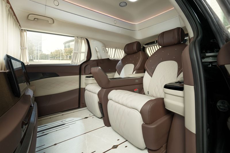 케이씨모터스의 프리미엄 리무진 브랜드 노블클라쎄(NOBLECLASSE)가 최근 방한한 바이올리니스트 ‘미도리’와 피아니스트 ‘키릴 게르스타인'의 공식 의전 차량으로 제공한 노블클라쎄 L4 내부 모습. 사진=케이씨모터스 제공
