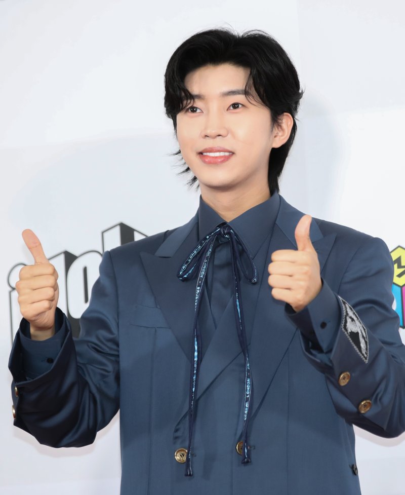 가수 임영웅이 10일 오후 인천 남동구 소래로 인천남동체육관에서 열린 '2023 더팩트 뮤직 어워즈'(2023 TMA) 레드카펫 행사에 참석해 포즈를 취하고 있다. 뉴스1