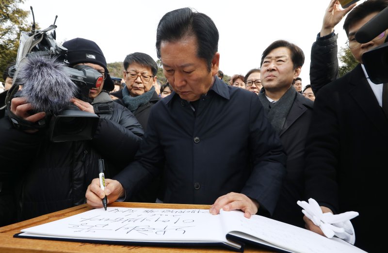 정청래 더불어민주당 대표가 1일 오후 경남 김해 진영읍 봉하마을을 찾아 고 노무현 전 대통령 묘역을 참배한 후 방명록을 작성하고 있다. 2026.1.1/뉴스1 ⓒ News1 윤일지 기자