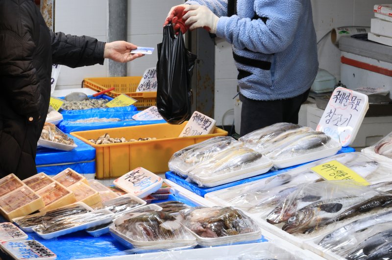새해 첫날인 1일 서울 시내 한 시장에서 시민들이 물건을 구매하고 있다. 연합뉴스