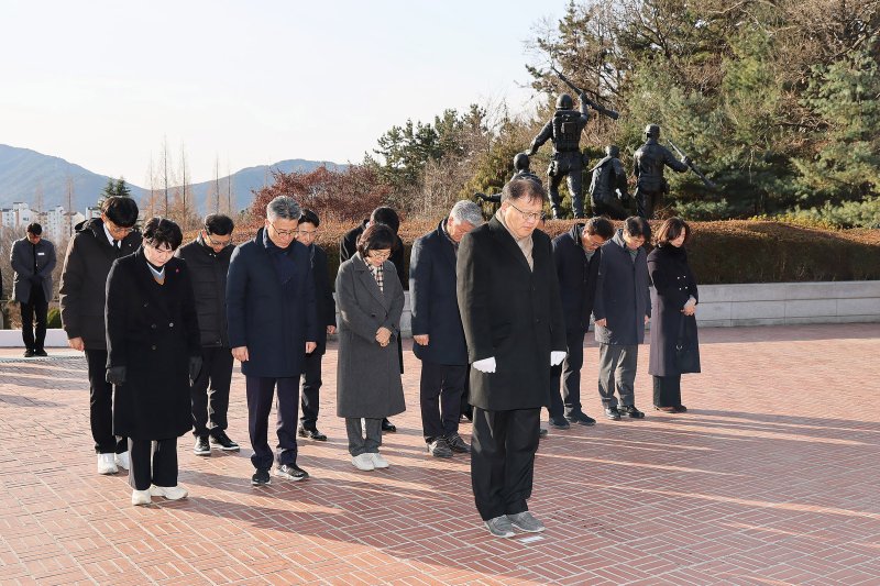 [창원=뉴시스] 강경국 기자 = 장금용 경남 창원시장 권한대행이 1일 창원충혼탑을 참배하고 있다. (사진=창원시청 제공). 2026.01.01. photo@newsis.com *재판매 및 DB 금지