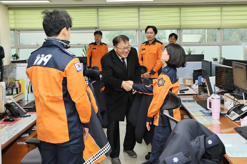 [창원=뉴시스] 강경국 기자 = 장금용 경남 창원시장 권한대행이 1일 중앙119안전센터를 방문해 직원들을 격려하고 있다. (사진=창원시청 제공). 2026.01.01. photo@newsis.com *재판매 및 DB 금지