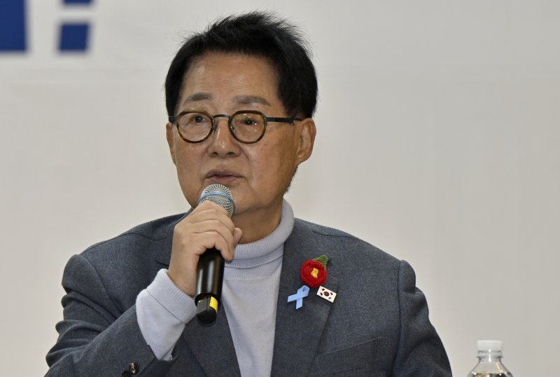 [무안=뉴시스] 박기웅 기자 = 박지원 더불어민주당 의원이 29일 오전 전남 무안군 승달문화예술회관에서 열린 현장 최고위원회의에 참석해 박지원 '서해 공무원 피격 사건' 은폐 시도 및 '월북 몰이' 혐의 1심 재판 무죄 선고에 대한 입장을 밝히고 있다. 2025.12.29. photo@newsis.com