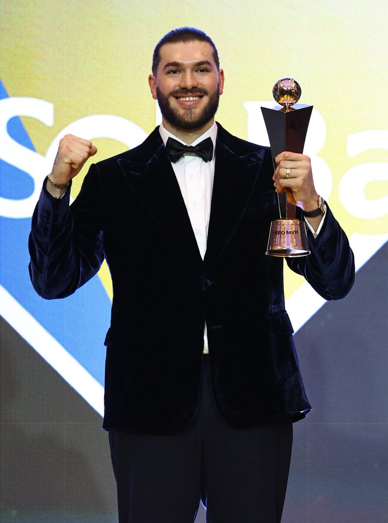 [서울=뉴시스] 최진석 기자 = MVP를 차지한 한화 폰세가 24일 서울 송파구 롯데호텔 월드에서 열린 '2025 KBO 리그 시상식'에서 기념촬영하고 있다. 2025.11.24. myjs@newsis.com