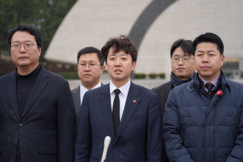 이준석 개혁신당 대표가 새해 첫 날인 1일 제주 4·3 평화공원에서 기자들과 만나 질의응답을 하고 있다. 왼쪽부터 천하람 원내대표, 김성열 수석최고위원, 이 대표, 주이삭 최고위원, 양해두 제주시갑 당협위원장. 2026.01.01 (개혁신당 제공)