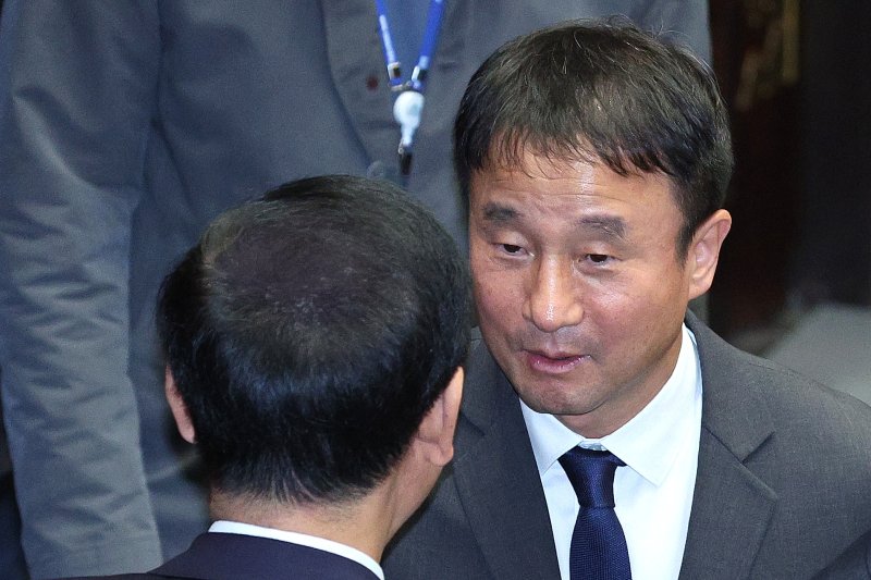 한병도 위원장과 구윤철 경제부총리 겸 기획재정부 장관이 지난해 11월 27일 서울 여의도 국회에서 열린 예산결산특별위원회 전체회의를 마친 후 인사하고 있다. 2025.11.27/뉴스1 ⓒ News1 신웅수 기자