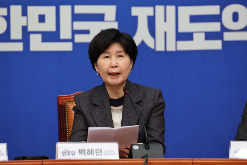 지난해 10월 20일 당시 백혜련 더불어민주당 사법개혁 특별위원장이 서울 여의도 국회에서 사법개혁특별위원회 사법개혁안 발표를 하고 있다. 2025.10.20/뉴스1 ⓒ News1 이승배 기자