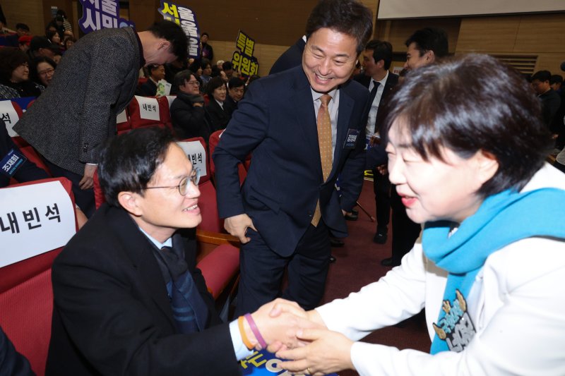 서영교 더불어민주당 의원이 지난해 12월 18일 서울 여의도 국회 의원회관에서 열린 서울서울서울 특위 발대식에서 박주민, 김영배 의원과 인사하고 있다. 2025.12.18/뉴스1 ⓒ News1 신웅수 기자