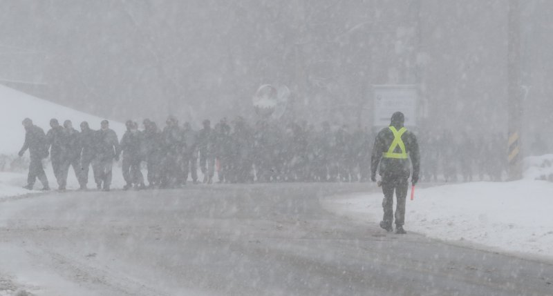 한라산 관음사 탐방로 입구 인근에서 특전사들이 눈보라를 뚫고 특전사충혼비로 향하고 있다. 2023.1.27/뉴스1
