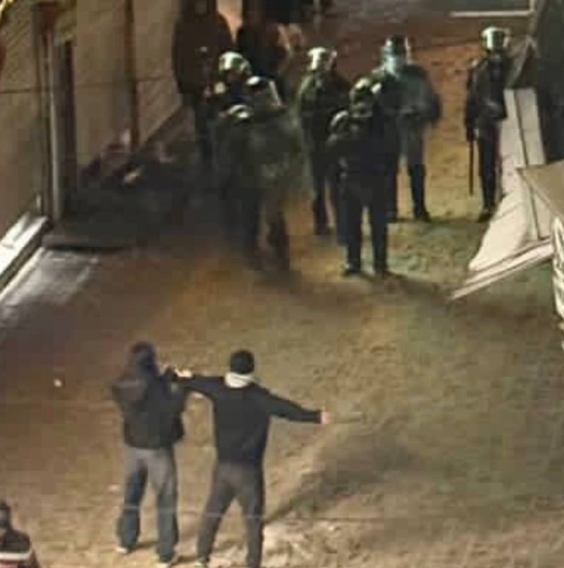 이란 경찰과 대치하는 시위대. 연합뉴스