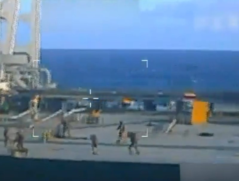 [서울=뉴시스] 미 해양경비대 대원으로 추정되는 요원들이 10일(현지 시간) 베네수엘라 해안에서 유조선 억류 작전을 전개하고 있다. (사진=팸 본디 미국 법무장관 엑스 갈무리) 2025.12.11. *재판매 및 DB 금지