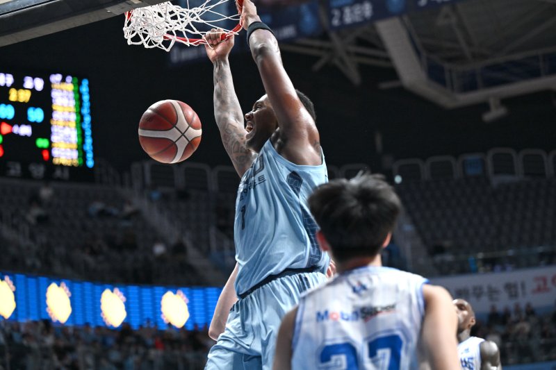 고양 소노 외국인 선수 네이던 나이트의 덩크슛. (KBL 제공)