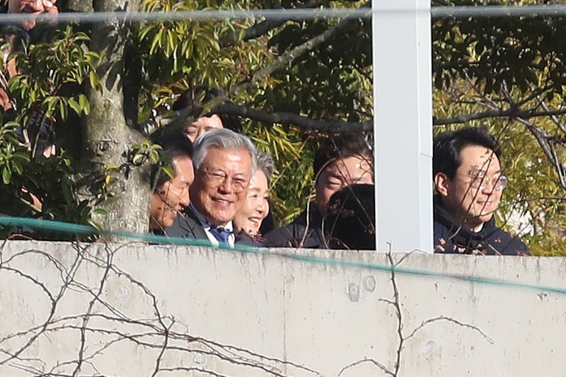 정청래 더불어민주당 대표가 1일 오후 경남 양산 하북면 평산마을 문재인 전 대통령 사저를 방문해 문 전 대통령과 부인 김정숙 여사를 예방하고 있다. 2026.1.1/뉴스1 ⓒ News1 윤일지 기자