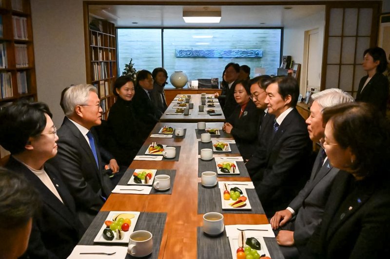 조국 조국혁신당 대표와 서왕진 원내대표를 비롯한 지도부가 1일 새해를 맞아 경남 양산 평산마을을 찾아 문재인 전 대통령을 예방하고 있다. (조국혁신당 제공. 재판매 및 DB 금지) 2026.1.1/뉴스1 ⓒ News1 유승관 기자