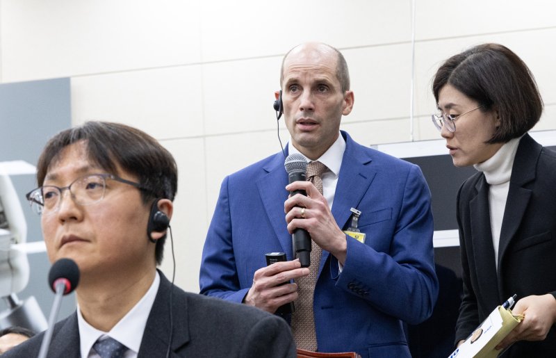 해롤드 로저스 쿠팡 대표이사가 지난달 31일 서울 여의도 국회에서 열린 제430회국회(임시회) 쿠팡 침해사고 및 개인정보 유출, 불공정 거래, 노동환경 실태 파악과 재발방지 대책 마련을 위한 연석 청문회에 출석해 의원 질의에 답변하고 있다. 뉴스1