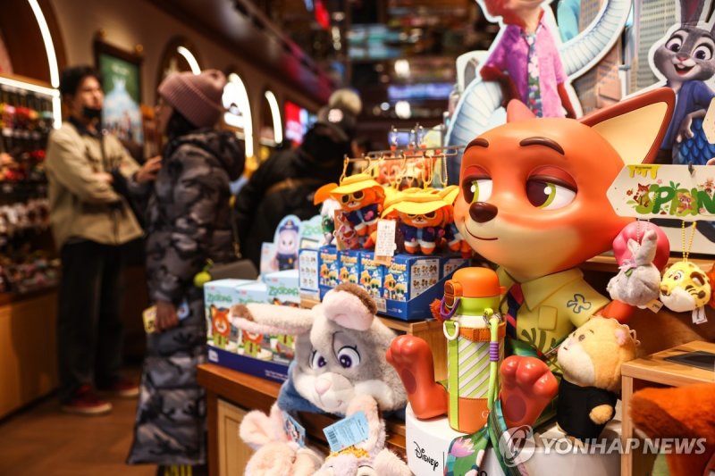 중국 베이징의 한 상점에 진열된 '주토피아2' 장난감 (출처=연합뉴스)