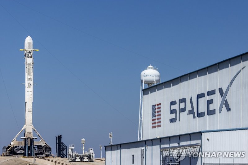 스페이스X가 발사를 준비 중인 팔콘9 로켓 (출처=연합뉴스)