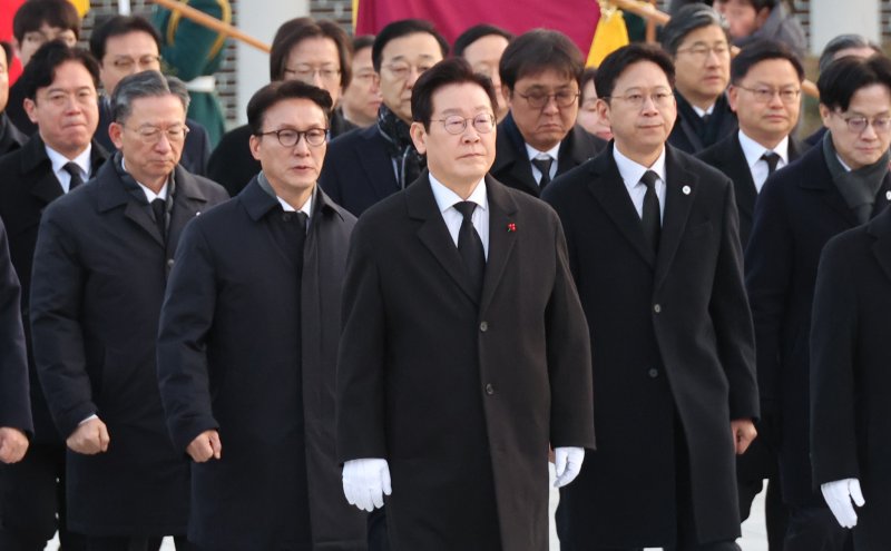 이재명 대통령이 새해 첫 날인 1일 서울 동작구 국립서울현충원에서 참배하기 위해 현충탑으로 향하고 있다. (청와대통신사진기자단) 2026.1.1/뉴스1 ⓒ News1 이재명 기자