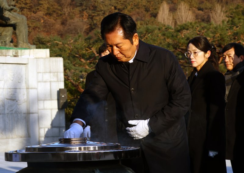 [서울=뉴시스] 박주성 기자 = 정청래 더불어민주당 대표가 2026년 새해 첫날인 1일 서울 동작구 국립서울현충원 현충탑에 분향하고 있다. 2026.01.01. park7691@newsis.com