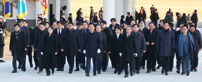 [서울=뉴시스] 박주성 기자 = 정청래 더불어민주당 대표를 비롯한 당 지도부가 2026년 새해 첫날인 1일 서울 동작구 국립서울현충원을 참배하고 있다. 2026.01.01. park7691@newsis.com