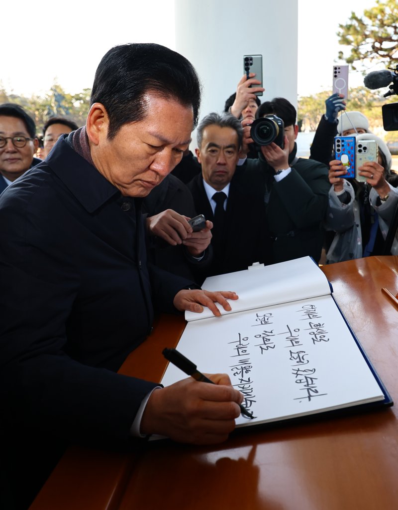 [서울=뉴시스] 박주성 기자 = 정청래 더불어민주당 대표가 2026년 새해 첫날인 1일 서울 동작구 국립서울현충원 참배 후 방명록을 작성하고 있다. 2026.01.01. park7691@newsis.com