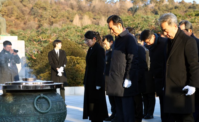 [서울=뉴시스] 박주성 기자 = 정청래 더불어민주당 대표를 비롯한 당 지도부가 2026년 새해 첫날인 1일 서울 동작구 국립서울현충원을 참배하고 있다. 2026.01.01. park7691@newsis.com