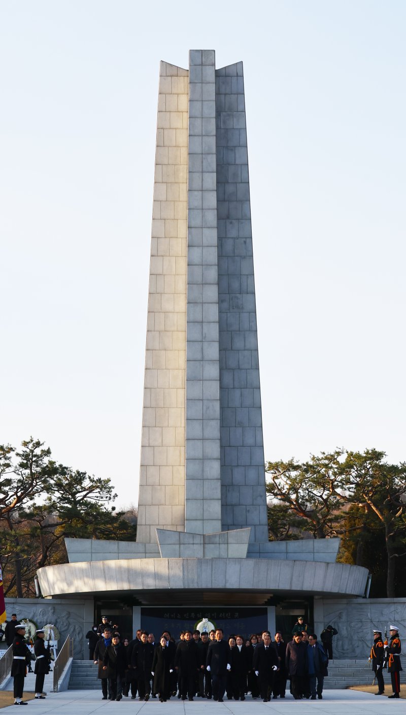 [서울=뉴시스] 박주성 기자 = 정청래 더불어민주당 대표를 비롯한 당 지도부가 2026년 새해 첫날인 1일 서울 동작구 국립서울현충원을 참배하고 있다. 2026.01.01. park7691@newsis.com