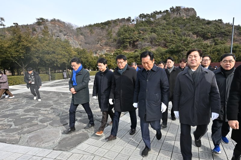 [김해=뉴시스] 차용현 기자 = 1일 오후 더불어민주당 정청래 대표와 당 지도부가 경남 김해시 봉하마을 고 노무현 전 대통령 묘역을 찾아 참배 후 이동하고 있다. 2026.01.01. con@newsis.com