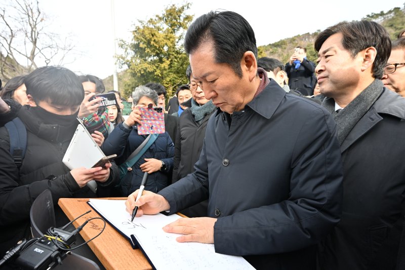 [김해=뉴시스] 차용현 기자 = 1일 오후 더불어민주당 정청래 대표가 경남 김해시 봉하마을 고 노무현 전 대통령 묘역을 찾아 참배를 마친 후 방명록을 작성하고 있다. 2026.01.01. con@newsis.com