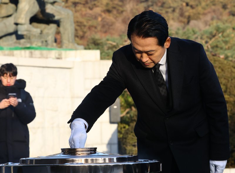 [서울=뉴시스] 박주성 기자 = 장동혁 국민의힘 대표가 2026년 새해 첫날인 1일 서울 동작구 국립서울현충원 현충탑에 분향하고 있다. 2026.01.01. park7691@newsis.com