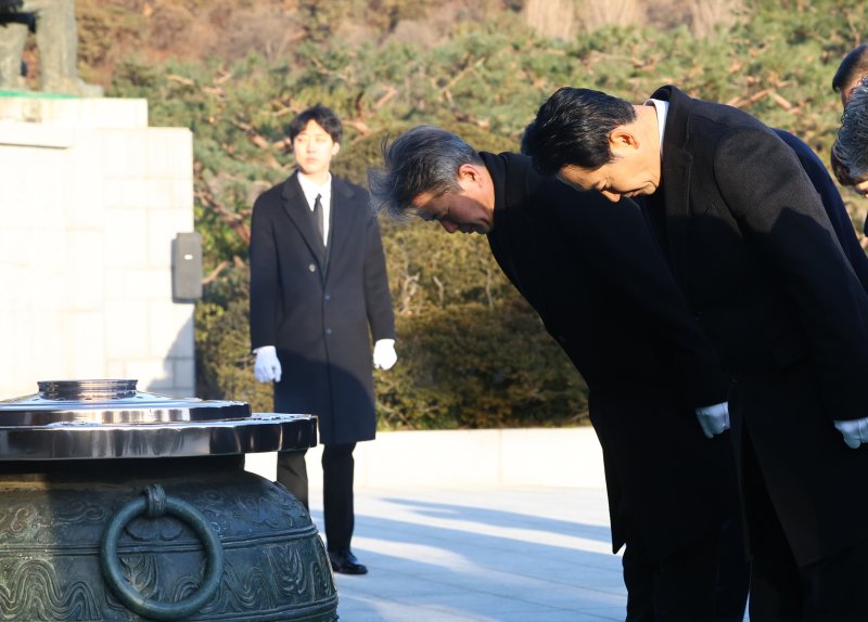 [서울=뉴시스] 박주성 기자 = 장동혁 국민의힘 대표를 비롯한 당 지도부가 2026년 새해 첫날인 1일 서울 동작구 국립서울현충원을 참배하고 있다. 2026.01.01. park7691@newsis.com