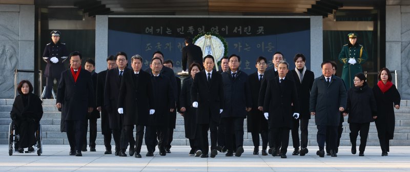 [서울=뉴시스] 박주성 기자 = 장동혁 국민의힘 대표를 비롯한 당 지도부가 2026년 새해 첫날인 1일 서울 동작구 국립서울현충원을 참배하고 있다. 2026.01.01. park7691@newsis.com