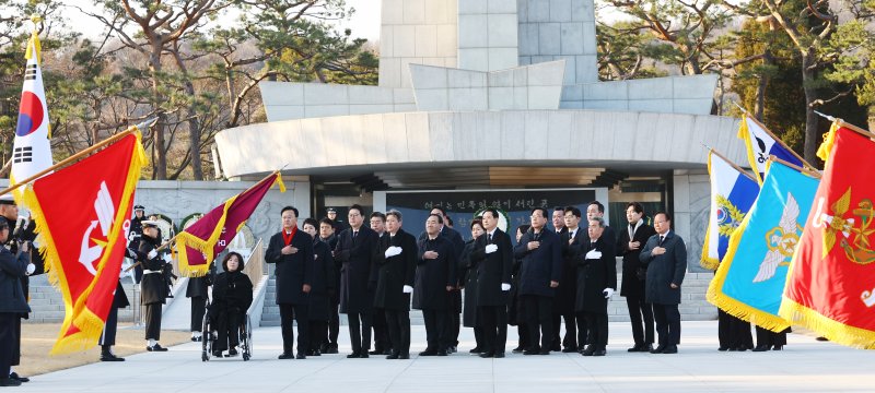 [서울=뉴시스] 박주성 기자 = 장동혁 국민의힘 대표를 비롯한 당 지도부가 2026년 새해 첫날인 1일 서울 동작구 국립서울현충원을 참배하고 있다. 2026.01.01. park7691@newsis.com