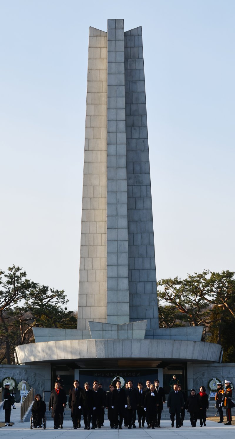 [서울=뉴시스] 박주성 기자 = 장동혁 국민의힘 대표를 비롯한 당 지도부가 2026년 새해 첫날인 1일 서울 동작구 국립서울현충원을 참배하고 있다. 2026.01.01. park7691@newsis.com