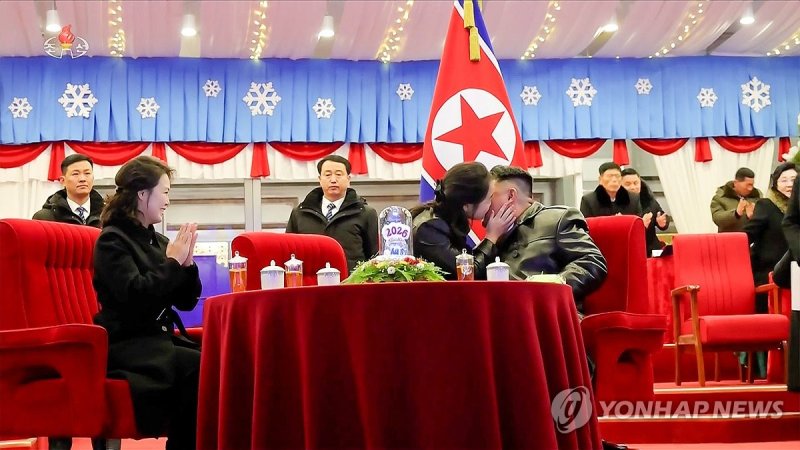 새해 맞아 김정은 볼에 입 맞추는 주애 (출처=연합뉴스)