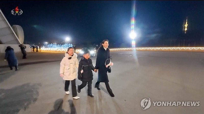 김여정, 남녀 아이와 신년경축공연 참석 (출처=연합뉴스)