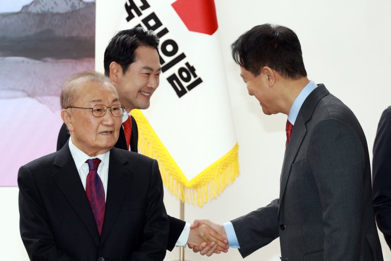 [서울=뉴시스] 고승민 기자 = 장동혁 국민의힘 대표와 오세훈 서울시장이 1일 서울 여의도 당사에서 열린 신년인사회에서 인사하고 있다. 2025.01.01. kkssmm99@newsis.com