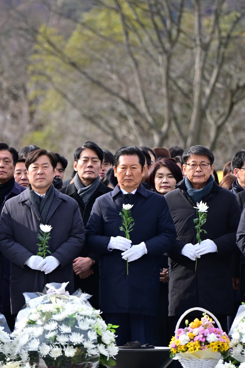 [김해=뉴시스] 차용현 기자 = 1일 오후 더불어민주당 정청래 대표와 당 지도부가 경남 김해시 봉하마을 고 노무현 전 대통령 묘역을 찾아 참배를 하고 있다. 2026.01.01. con@newsis.com
