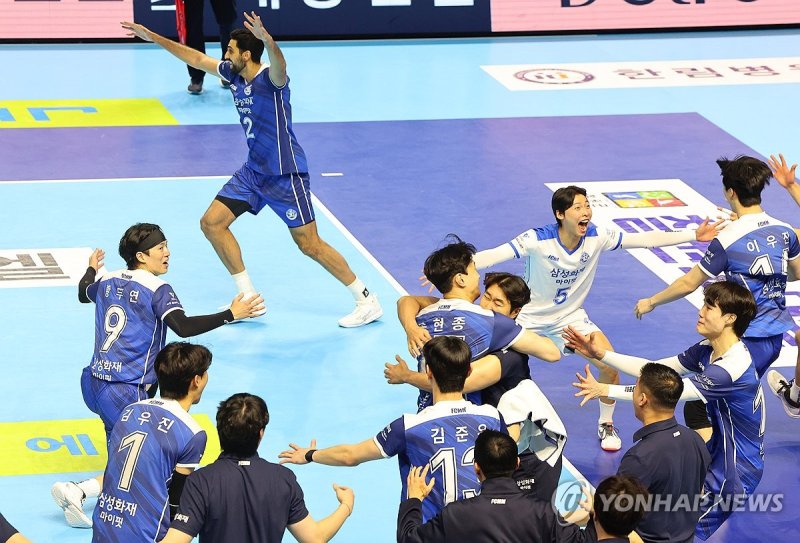 삼성화재, 새해 첫 경기 짜릿한 승리 (출처=연합뉴스)