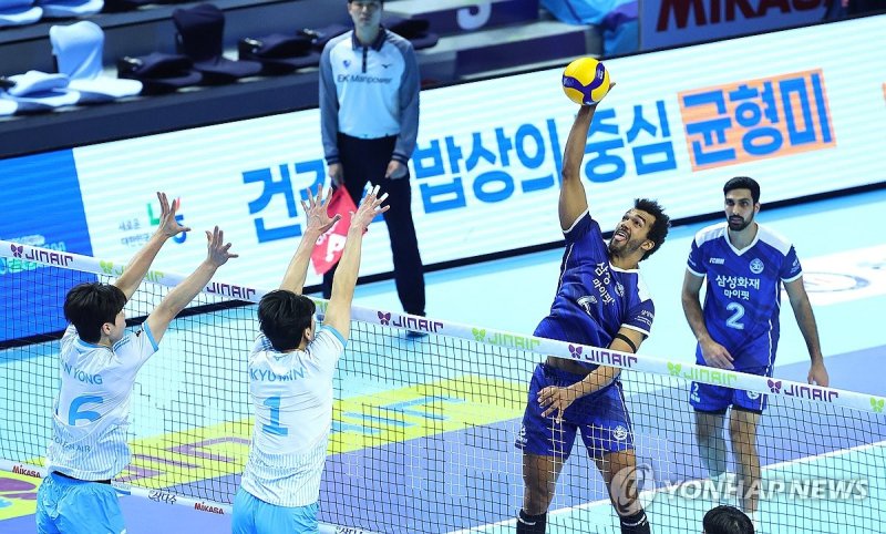 공격하는 아히 (출처=연합뉴스)