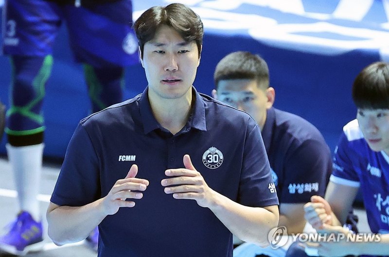 작전 지시하는 삼성화재 고준용 감독대행 (출처=연합뉴스)