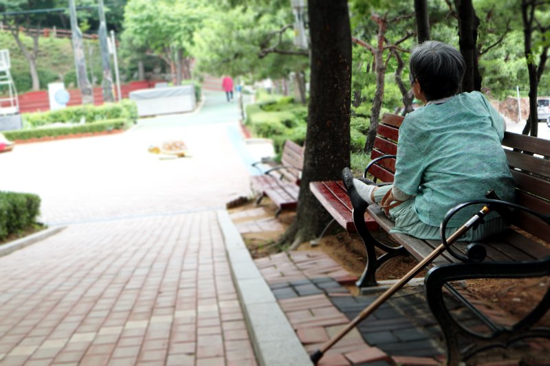 [서울=뉴시스] 1일 의료계에 따르면 노년기에는 다양한 신체 질환과 인지 저하가 동반되어, 정신과적 증상이 가려지는 경우가 많아 주의가 필요하다. (사진=유토이미지) 2025.12.31. photo@newsis.com *재판매 및 DB 금지